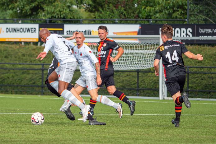 SC Kruisland-speler Yoeri Rombouts (meest rechtse speler in het witte tenue)
