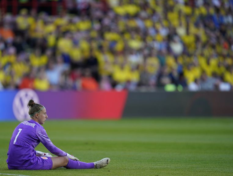 Sari van Veenendaal sloot haar voetballoopbaan vervelend af: de keepster moest geblesseerd het veld verlaten. Beeld ANP / EPA