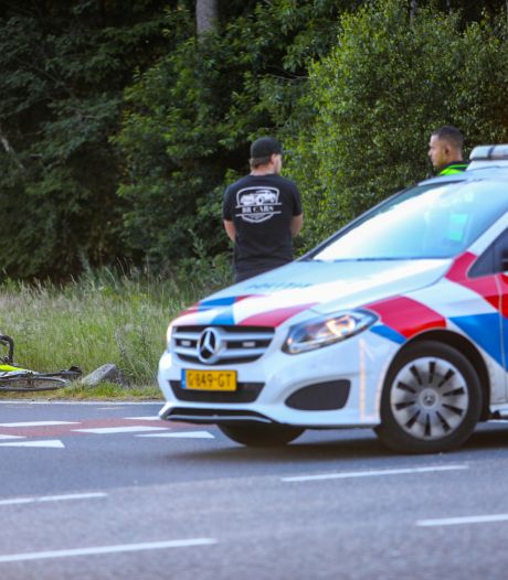 Wielrenner aangereden bij oprit A50 in Beekbergen door ouder echtpaar: ambulance komt laat door drukte 