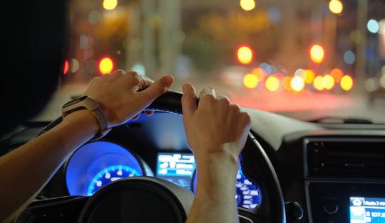 Nieuwe auto’s moeten bestuurder voortaan waarschuwen bij overdreven snelheid