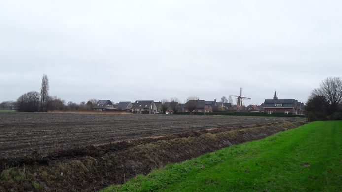 Windlust 2 aan de uiterste westkant van Hoek, het braakliggend stuk grond waar onder meer een nieuwe basisschool en dorpshuis zouden moeten komen.