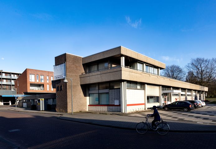 Het oude postkantoor in Deurne, met links de glasbakken.