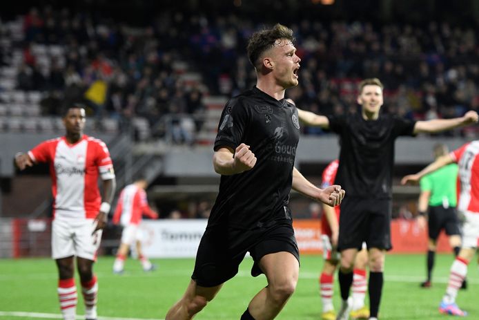 Vito van Crooij viert de 0-2 van Sparta. De aanvaller besliste het duel met FC Emmen definitief.