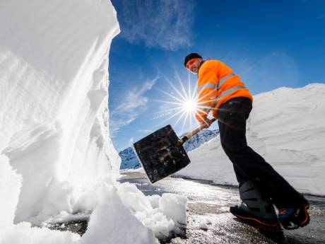 Organisatie Giro kort beklimming Grand-Saint-Bernard in vanwege hevige sneeuwval