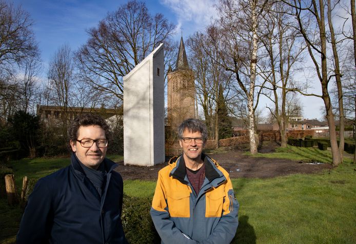 Intrieurarchitect/bioloog Jacco Bruil en bioloog Gerard Smit van Bureau Waardenburg bij de vleermuizentoren in Son en Breugel