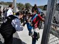 Archiefbeeld. Vluchtelingen worden met een metaaldetector gecontroleerd in een migratiekamp op het Griekse eiland Samos. (20/09/21)
