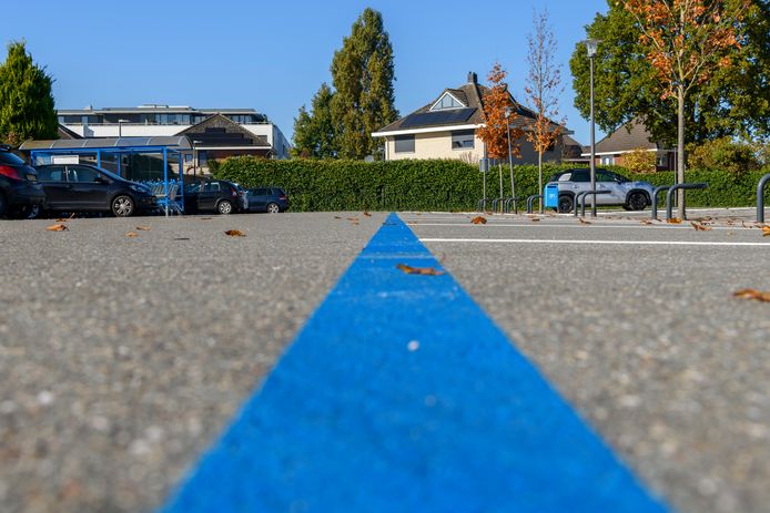 De blauwe lijnen op de parkeerplaats van Albert Heijn in Kaatsheuvel worden stippellijnen.