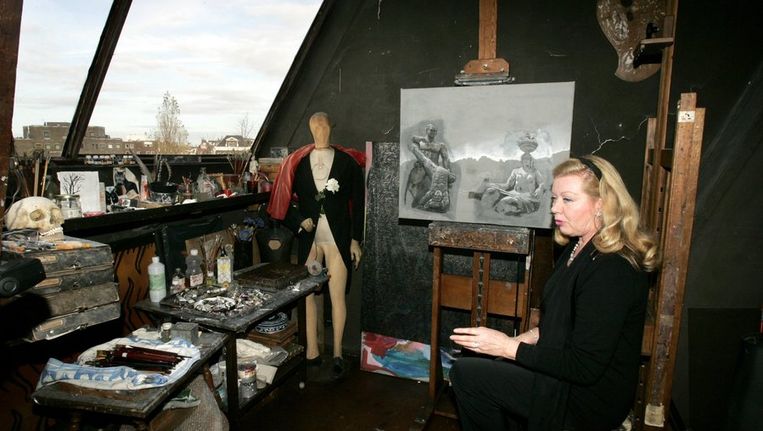 Sylvia Willink in het atelier van haar overleden man Carel Beeld anp
