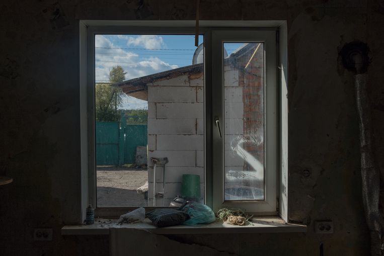 Het huis van Oleksander in Verbivka. Op ramen en deuren is een Z geschilderd, een van de symbolen van de Russische invasie. Beeld Vincent Haiges