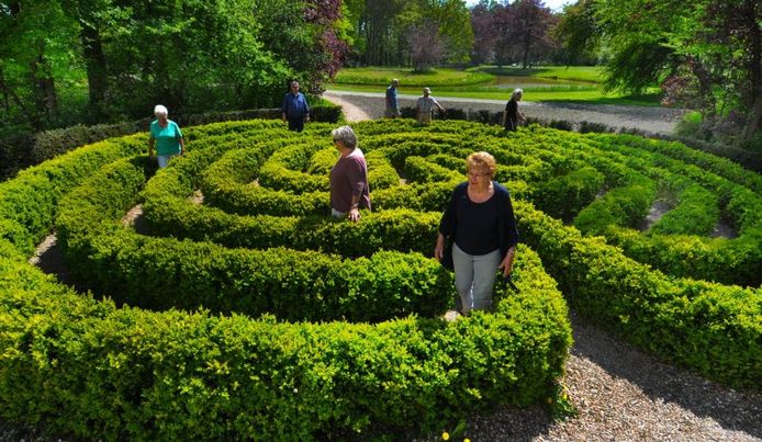 Rustig rondwandelen in het labyrint in het Middelburgse park Toorenvliedt.