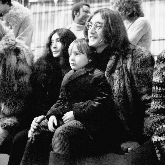 Yoko Ono, Julian Lennon en John Lennon in december 1968.
