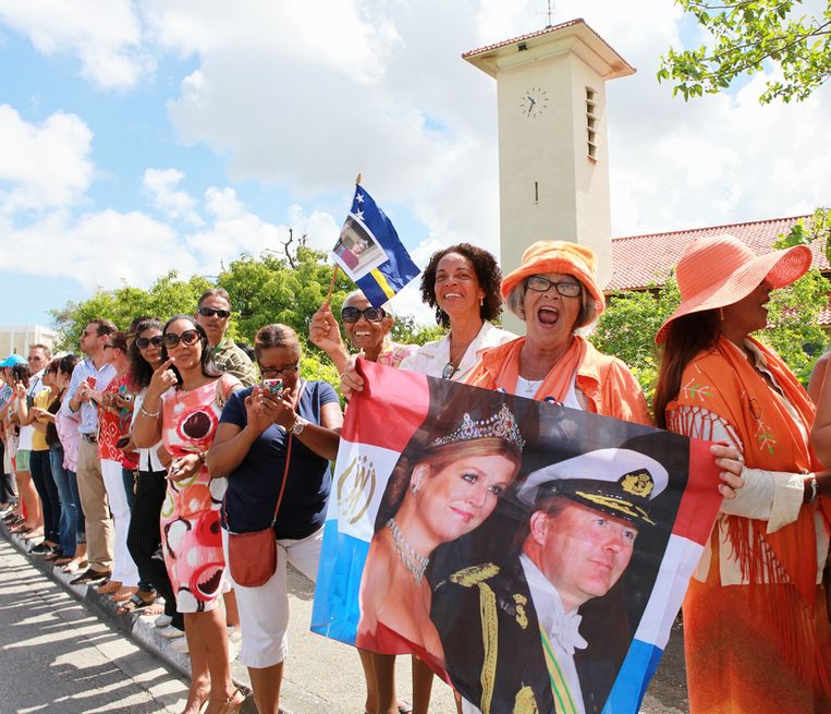 Oranjefans langs de route tijdens het bezoek van koning Willem-Alexander en koningin Maxima aan Curacao. Het koningspaar brengt een kennismakingsbezoek aan alle zes eilanden in het Caribisch deel van het Koninkrijk der Nederlanden. Beeld anp