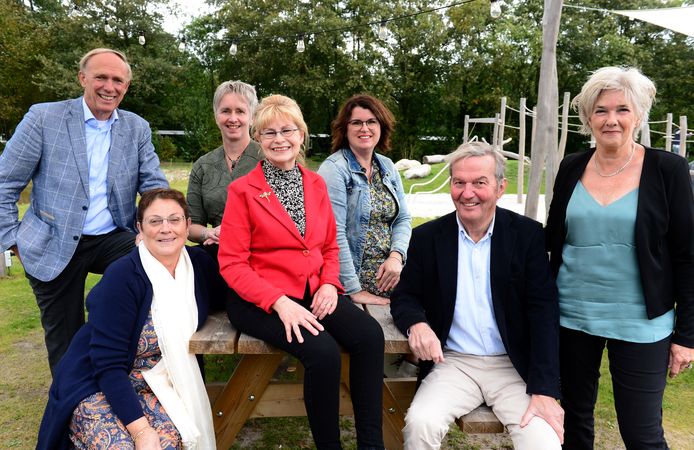 Bijna twintig jaar stond Ellen Blok (midden) aan het roer van het Fonds Bijzondere Noden. Nu is ze met pensioen.