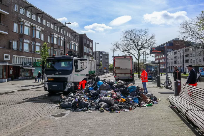 Brand in vuilniswagen in Rotterdam, chauffeur kiept lading op de stoep