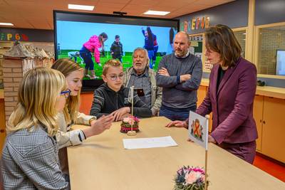 Minister bezoekt stembureau in Steenbergen: ‘Er moet wel doorgestemd worden’