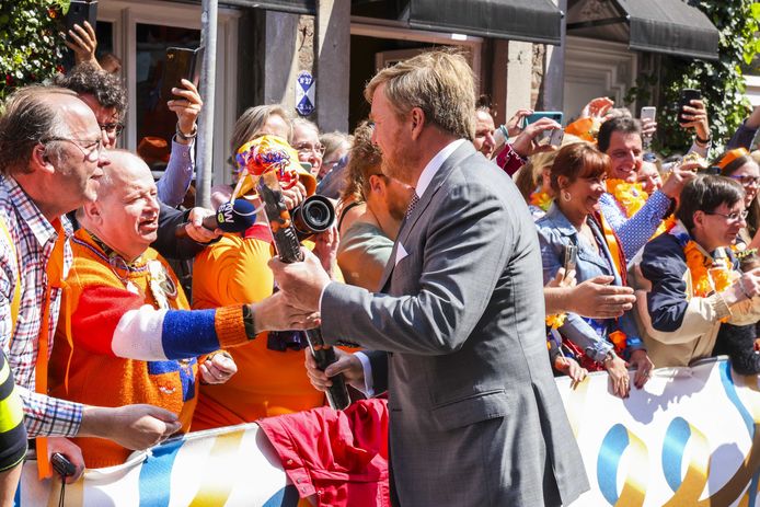 Bijná ging het verkeerd, maar het is Amersfoorter Oscar Meijer (60) toch gelukt de Koning te spreken en hem de dropstaaf aan te bieden.