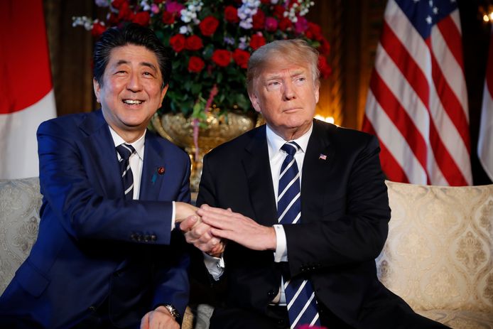 Donald Trump and Japanese en de Japanse premier Shinzo Abe tijdens een eerdere ontmoeting in april 2017.