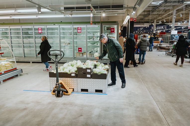 De loods staat er droef bij met de lege schappen en gaten in de rekken.  Beeld Wouter Van Vooren
