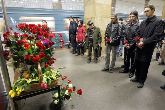 Russen herdenken de slachtoffers van de aanslag van 29 maart 2010.