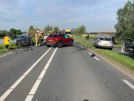 Twee zwaargewonden bij frontale botsing op N201 bij Vinkeveen