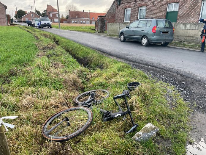 Een auto botste met een wielertoerist in de dubbele bocht aan de Ieperseweg in Oekene.
