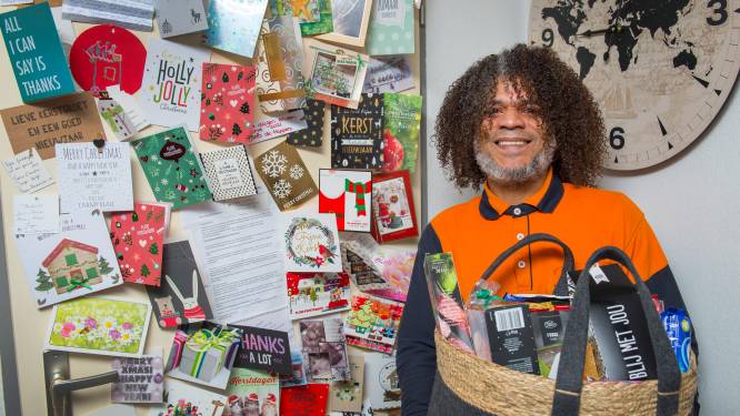 Vrolijke pakketbezorger Porres overstelpt met kerstattenties: ‘Mijn huis staat vol’
