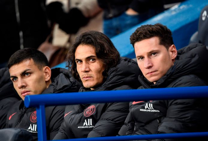 Edinson Cavani (m) op de bank bij PSG.
