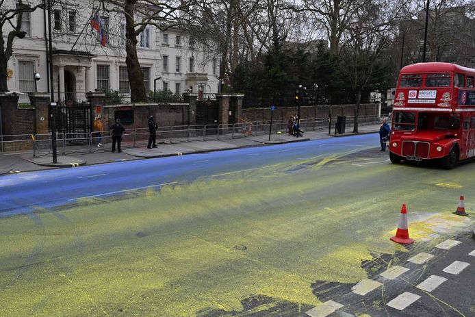 In Londen heeft een groep activisten de straat waar de Russische ambassade gelegen is besmeurd met honderden liters gele en blauwe verf.