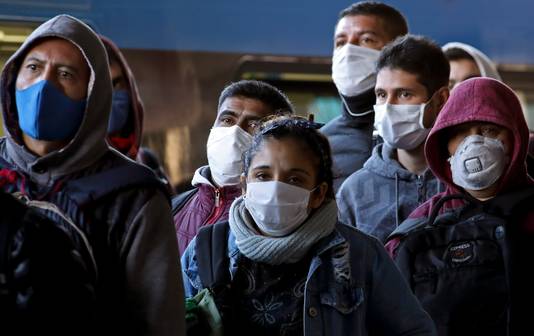Het dragen van mondkapjes is verplicht in het openbaar vervoer in Argentinië, zoals hier op het treinstation van hoofdstad Buenos Aires.