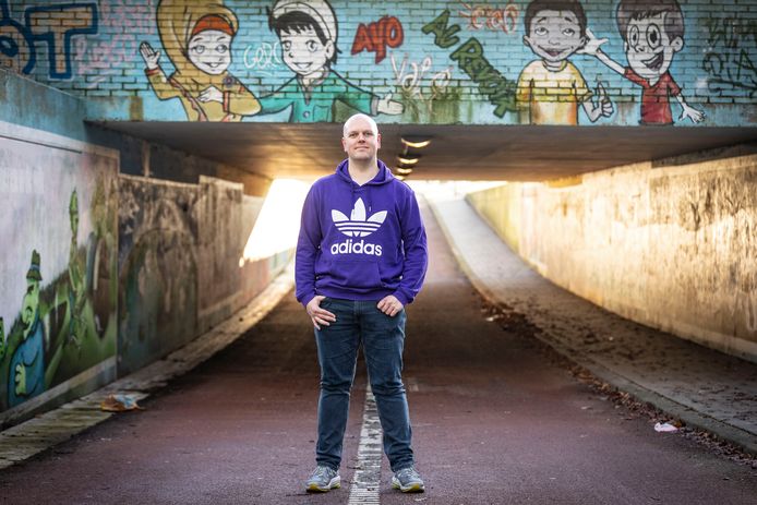 Rik Besseler bij de tunnel naar De Thij. Een van de plekken in Oldenzaal waar niet iedereen zich even veilig voelt.