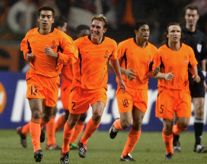 2003: Nederland-Argentinië. Giovanni van Bronkhorst (links) wordt na de 1-0 achtervolgd door Fernando Ricksen. Rechts Michael Reiziger en Boudewijn Zenden (nummer 5).