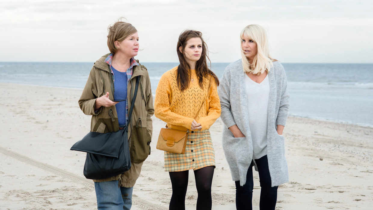 De drie titelpersonages van April, May en June hobbelen hun existentiële crisis binnen, in een rommelig aan elkaar geregen reeks van min of meer op zichzelf staande gebeurtenissen. Beeld 