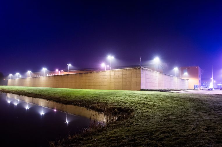  De penitentiaire inrichting in Zwolle. Volgens vertegenwoordigers van gedetineerden worden coronamaatregelen in gevangenissen niet nageleefd. Beeld ANP