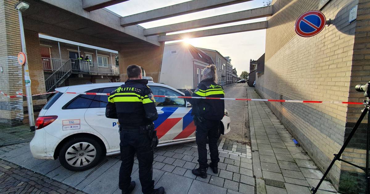 Politie zet straat in Deventer af vanwege ‘gevaarlijke situatie’, man door arrestatieteam uit huis g