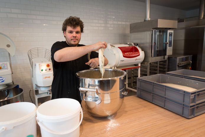 Cedric Martens aan de slag in zijn artisanale bakkerij 'Koek & Brood'.