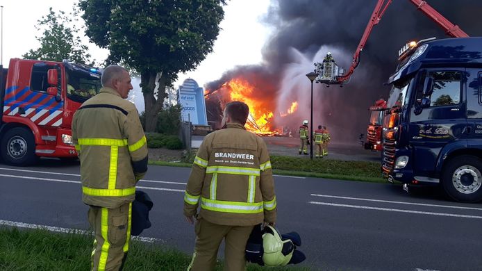 De vlammen komen uit het pand bij de grote brand in Oldebroek