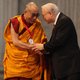 Dalai lama schenkt 1,1 miljoen euro prijzengeld aan goede doelen