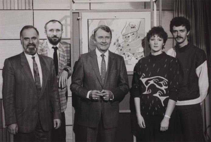 Armand Pien (midden) bij zijn pensionering in 1987, tussen zijn opvolgers Bob De Richter, Georges Küster, Hilde Simons en haar echtgenoot Frank Debooosere volgen de weerman op.