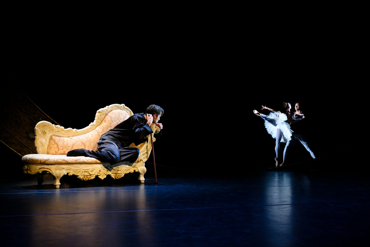 Jan Kooijman blikt als Rudolf Noerejev terug op het leven van de balleticoon.