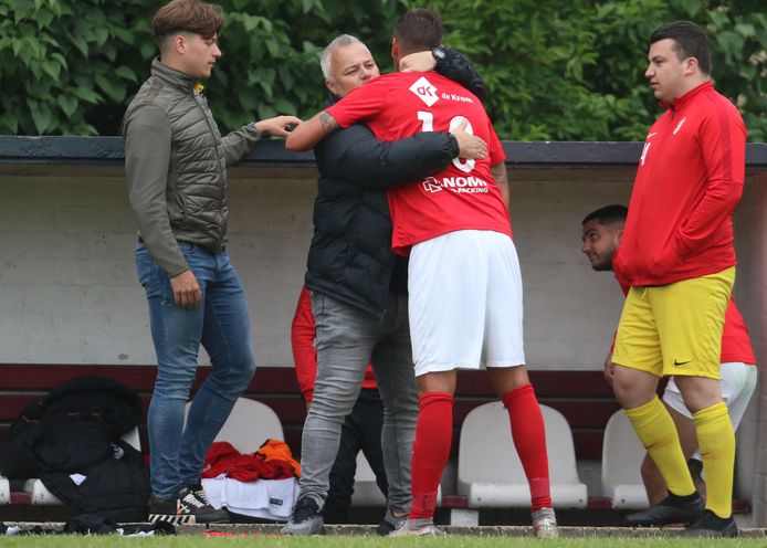 Rood-Wit-trainer Marco Groeneveld met Boy van Steen.