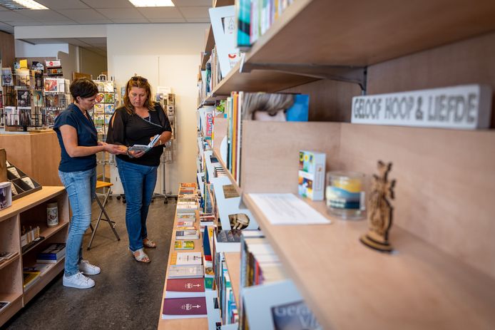 De  christelijke boekwinkel Boek en Hart in Almelo bestaat vijf jaar. Vrijwilligers Henrike Pool-Woudt (links) en Dianne ten Hartog zijn twee van de vijftien vrijwilligers.