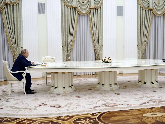 Waarom het decor van Poetins ontmoeting met Macron geen 'detail' is: de tafels waaraan geschiedenis werd geschreven
