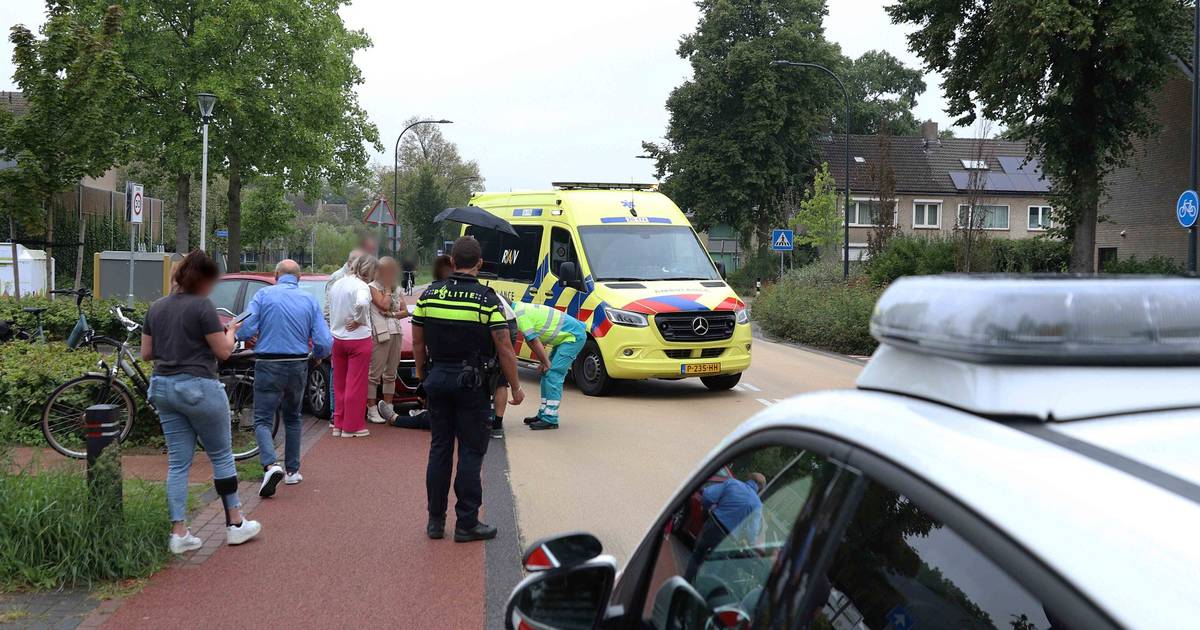 Fietsster gewond naar ziekenhuis na aanrijding met auto in Apeldoorn.