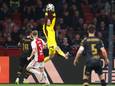 Ajax-keeper Diant Ramaj in actie tegen Go Ahead Eagles.