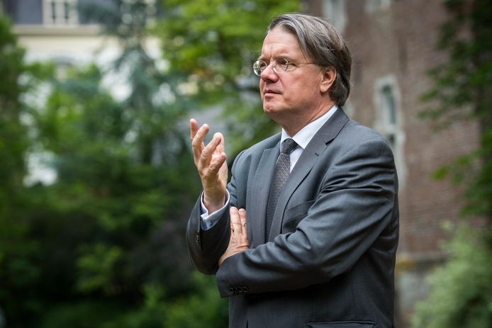 Commissaris Wim van de Donk nam donderdag, als onderdeel van zijn werkbezoek aan Gemert-Bakel, ook een kijkje bij het kasteel in Gemert.