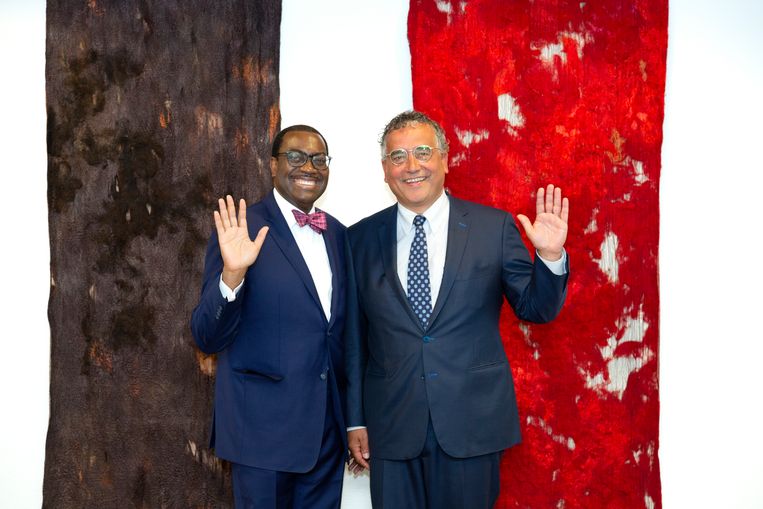 Peter van Mierlo ontvangt Akinwumi A. Adesina, president van de AfDB (African Development Bank Group), 2018.  Beeld AfDB  