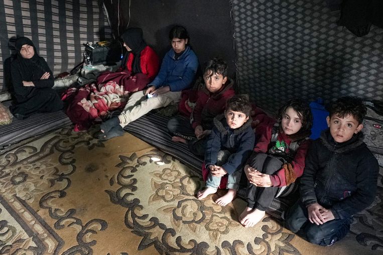 Een gezin in vluchtelingenkamp Deir Ballut bij Aleppo is dakloos geworden door de aardbeving en heeft een provisorisch onderdak ingericht.  Beeld AFP