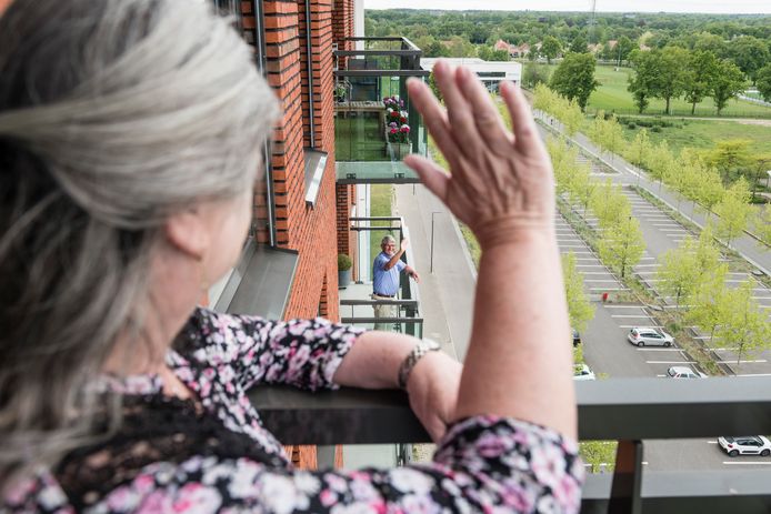 Corrie Voorhuis  heeft via balkon contact met dhr. Roelof Friskes. Strijd tegen eenzaamheid in een flat in Enschede aan de J.J.van Deinselaan.