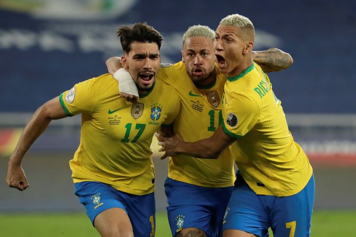 Lucas Paqueta (links) viert zijn goal tegen Chili met ploeggenoten Neymar (midden) en Richarlison.