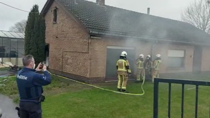 De brand in een woning langs de Lichterveldsestraat in Beveren-Roeselare ging gepaard met nogal wat rookontwikkeling.